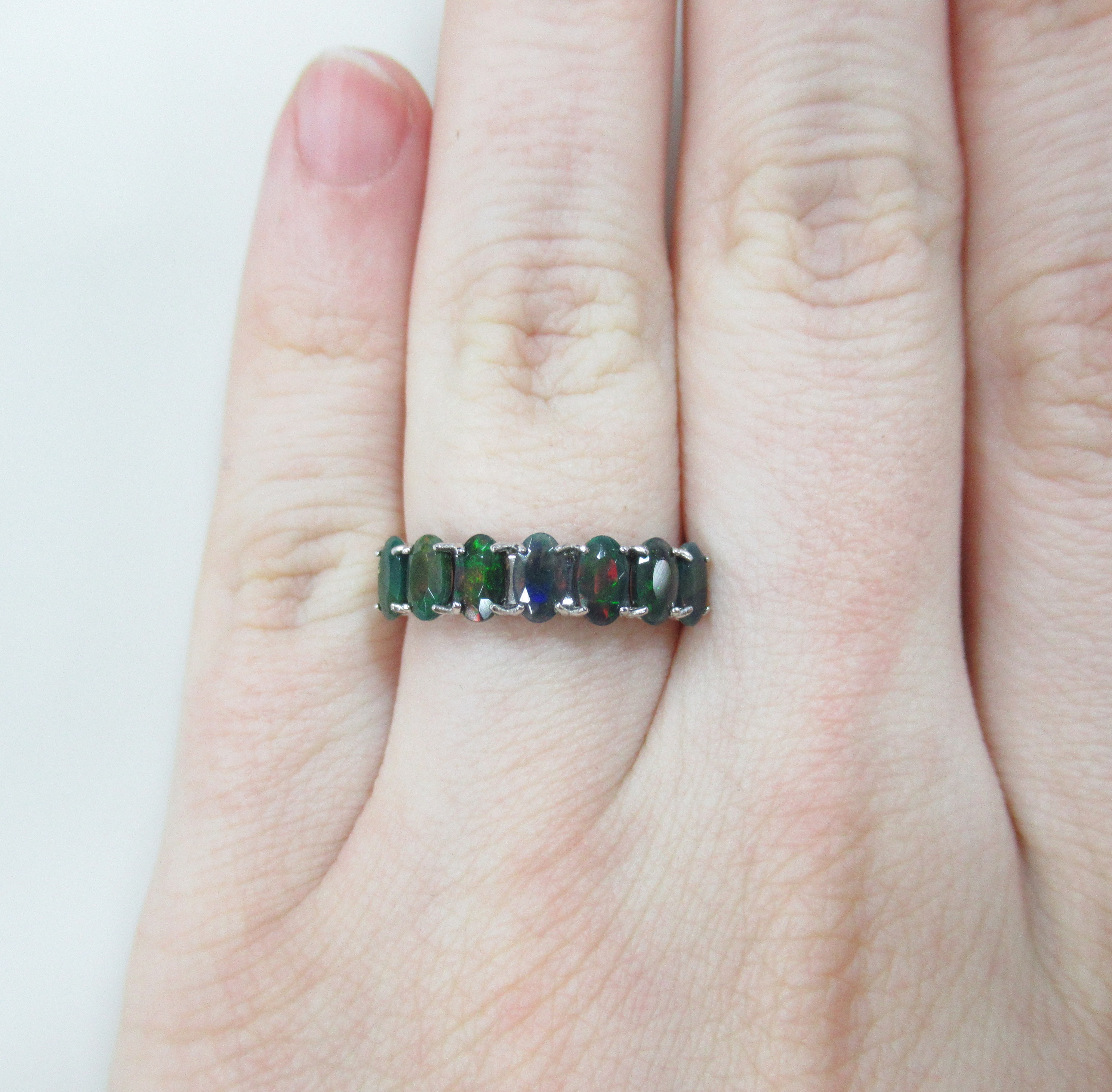 Серебряное кольцо с опалами Арлекин